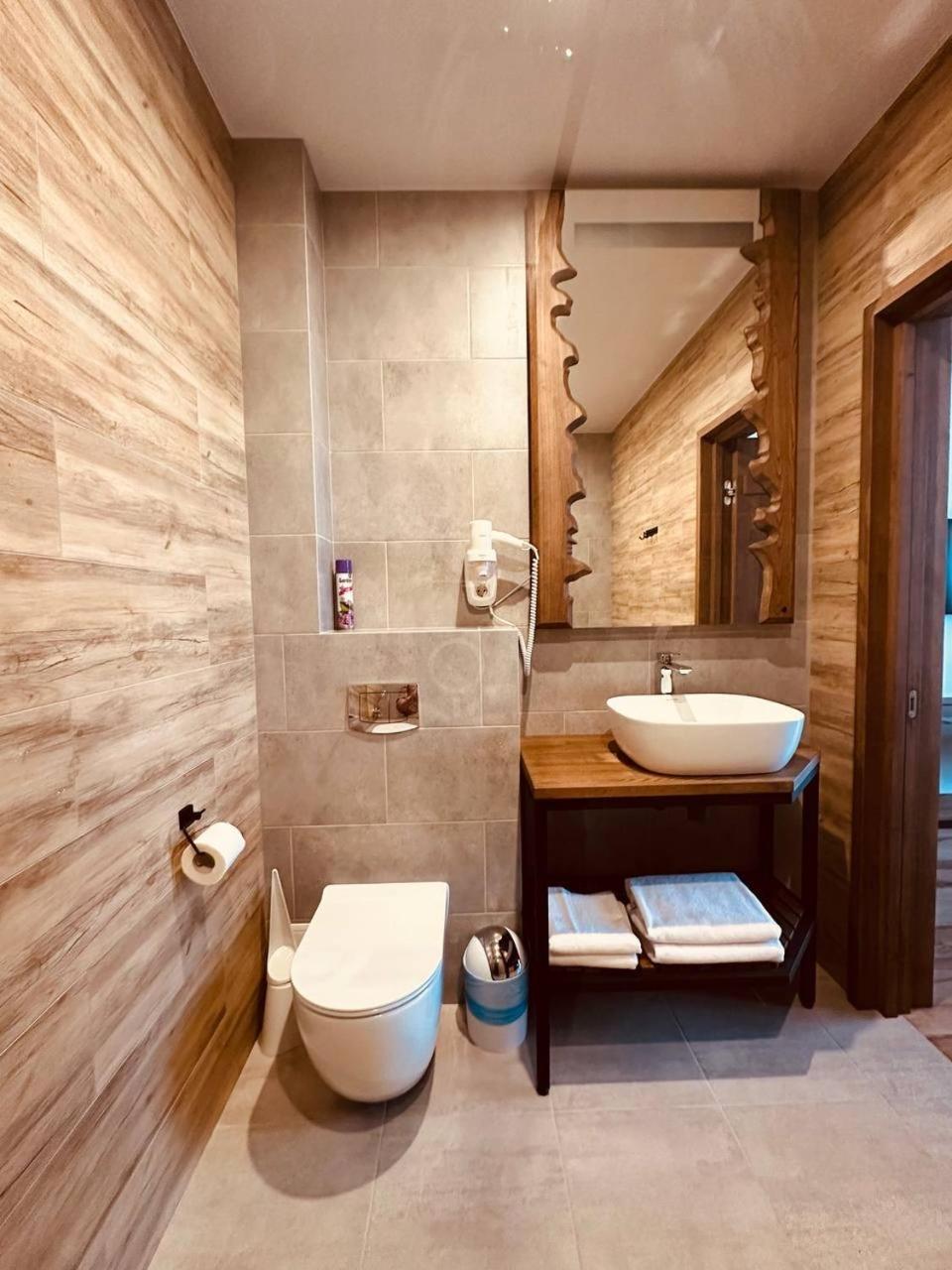 Фільварок Кмитів Hotel Velyki Kosharishcha Ngoại thất bức ảnh