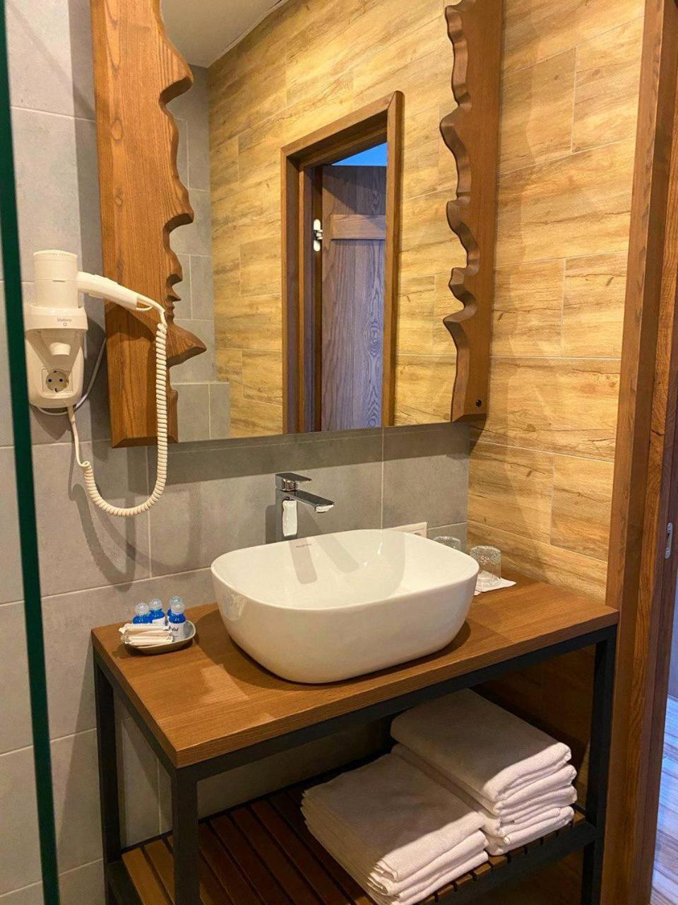 Фільварок Кмитів Hotel Velyki Kosharishcha Ngoại thất bức ảnh