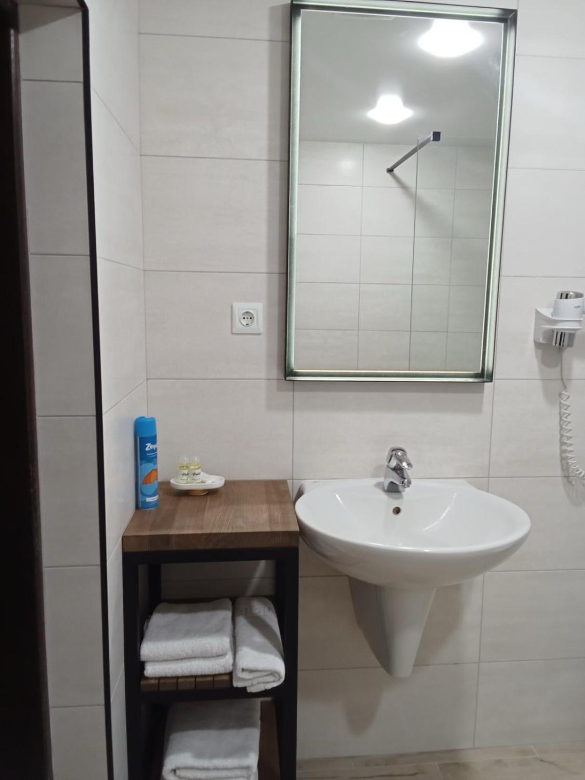 Фільварок Кмитів Hotel Velyki Kosharishcha Ngoại thất bức ảnh